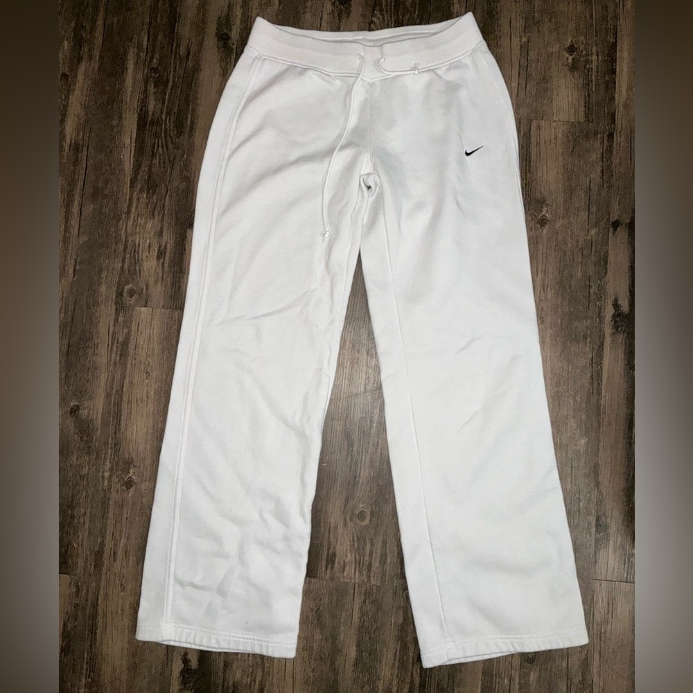Nike woman’s White Sweatpants